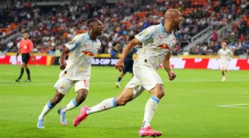 في مباراة توقفت لمدة 90 دقيقة، سالزبورج يتغلب على باتشوكا ويتصدر المجموعة.