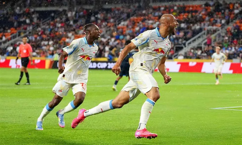 في مباراة توقفت لمدة 90 دقيقة، سالزبورج يتغلب على باتشوكا ويتصدر المجموعة. في مباراة توقفت لمدة 90 دقيقة، سالزبورج يتغلب على باتشوكا ويتصدر المجموعة.