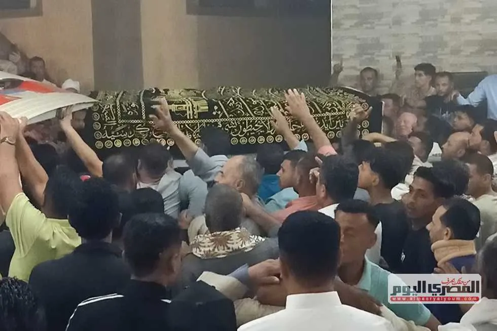 في مراسم وداع رسمية.. تشييع جثمان بطل حادث حريق محطة الوقود في العاشر من رمضان في مسقط رأسه. في مراسم وداع رسمية.. تشييع جثمان بطل حادث حريق محطة الوقود في العاشر من رمضان في مسقط رأسه.