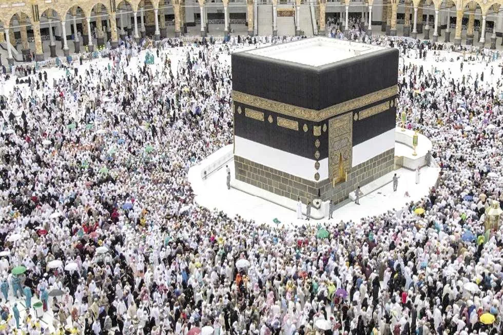 في نهاية الشعائر، حجاج بيت الله الحرام يقومون بطواف الوداع (تفاصيل)