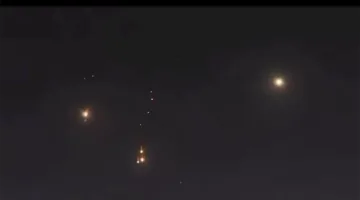 فيديو: الصواريخ الإيرانية تتجه نحو تل أبيب استجابةً لضربات الفجر