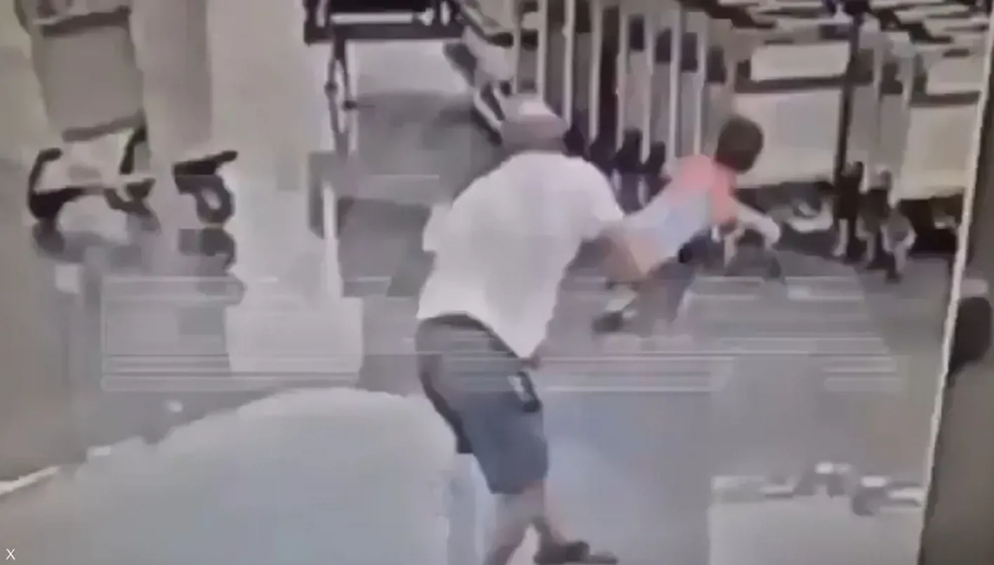 فيديو – رجل يحاول الاعتداء على طفل إيراني يفر من الحرب فيديو – رجل يحاول الاعتداء على طفل إيراني يفر من الحرب
