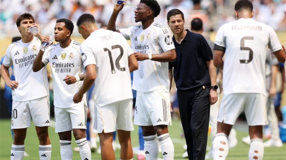 فيديو | طرد فوري.. لاعب ريال مدريد يخرج بالبطاقة الحمراء أمام باتشوكا فيديو | طرد فوري.. لاعب ريال مدريد يخرج بالبطاقة الحمراء أمام باتشوكا