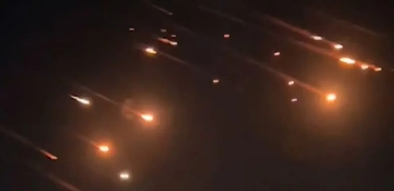فيديو من لبنان.. لحظة انطلاق صواريخ إيران نحو إسرائيل فيديو من لبنان.. لحظة انطلاق صواريخ إيران نحو إسرائيل