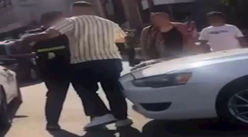 فيديو يظهر اعتداء سائق على رجل شرطة مرور في الجيزة