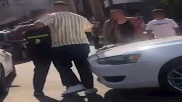 فيديو يظهر اعتداء سائق على رجل مرور في الجيزة وشرطة تتدخل فيديو يظهر اعتداء سائق على رجل مرور في الجيزة وشرطة تتدخل