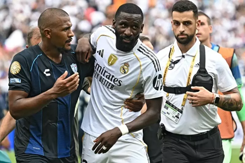 فيفا يبدأ تحقيقًا مع لاعب باتشوكا بعد اتهامه بالإساءة العنصرية لروديجر. فيفا يبدأ تحقيقًا مع لاعب باتشوكا بعد اتهامه بالإساءة العنصرية لروديجر.