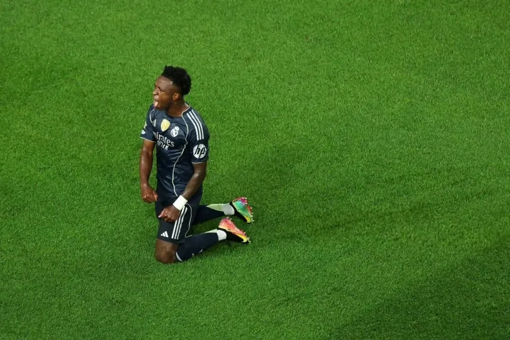 فينيسيوس يحرز هدفًا ويساهم في صناعة آخر، ويعادل إنجاز غاريث بيل مع ريال مدريد.
