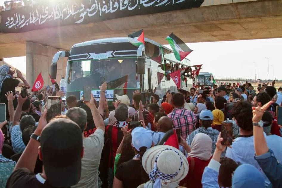 قافلة “الصمود” التضامنية مع غزة تواصل مسيرتها قافلة “الصمود” التضامنية مع غزة تواصل مسيرتها