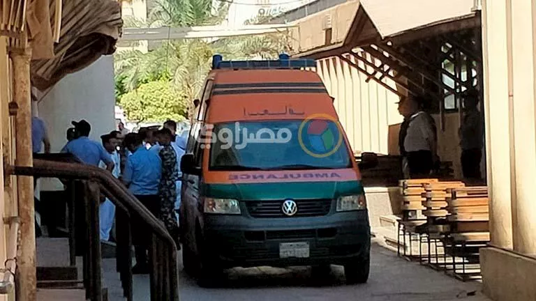 قبل أن يرتكب جريمته، قام بتقييد والدته بحبل.. شاب يقتل أخاه باستخدام ماسورة مياه في الأقصر. قبل أن يرتكب جريمته، قام بتقييد والدته بحبل.. شاب يقتل أخاه باستخدام ماسورة مياه في الأقصر.