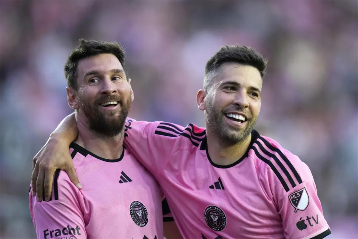 قبل لقاء الأهلي.. جوردي ألبا يشيد بميسي: نفهم بعضنا من دون كلمات. قبل لقاء الأهلي.. جوردي ألبا يشيد بميسي: نفهم بعضنا من دون كلمات.