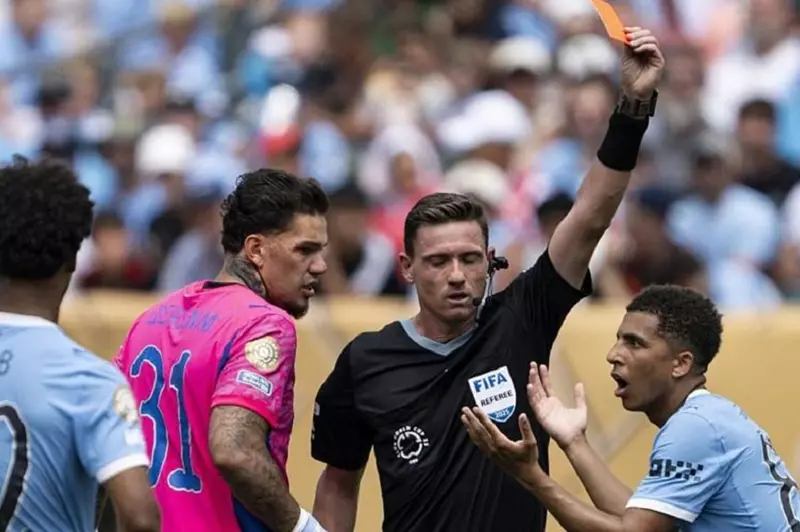 قبل مباراة العين.. فيفا يعلن عن إيقاف لاعب مانشستر سيتي لمدة 3 مباريات.