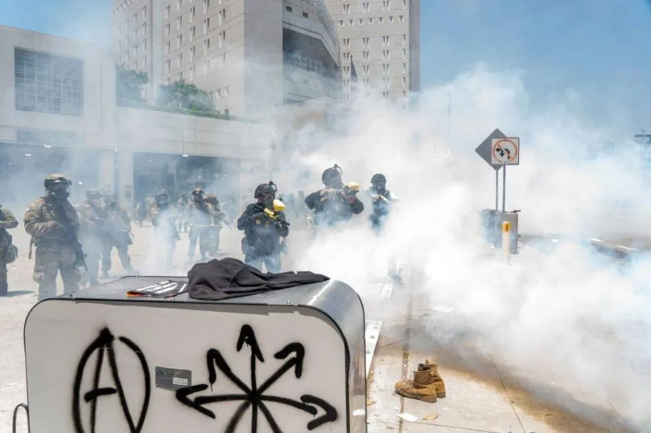 قتال في شوارع لوس أنجلوس.. وإدارة ترامب تهدد بإرسال «المارينز» قتال في شوارع لوس أنجلوس.. وإدارة ترامب تهدد بإرسال «المارينز»