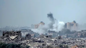 قتل 18 فلسطينياً بالقرب من مركز إغاثة في وسط غزة وقصف في خان يونس.