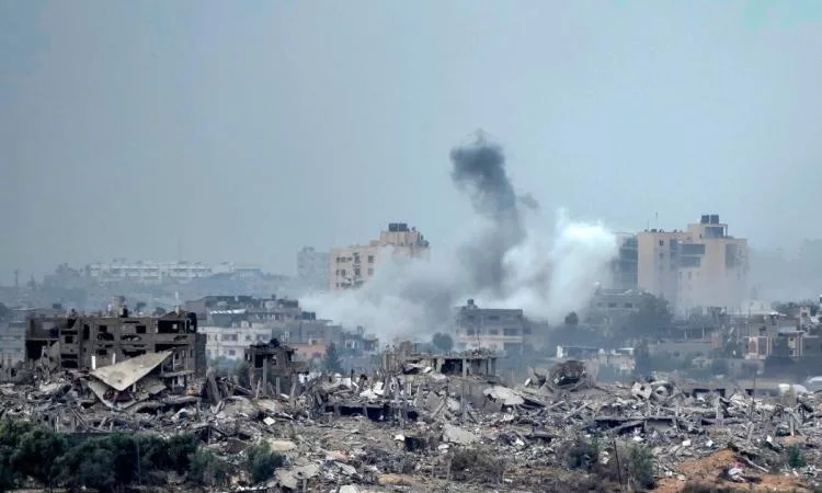 قتل 18 فلسطينياً بالقرب من مركز إغاثة في وسط غزة وقصف في خان يونس. قتل 18 فلسطينياً بالقرب من مركز إغاثة في وسط غزة وقصف في خان يونس.