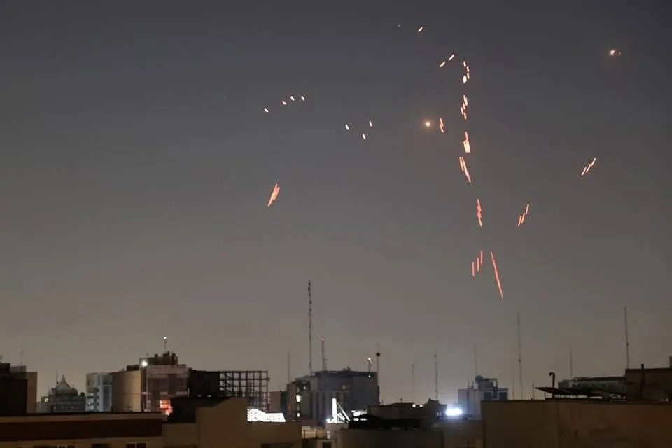 قتيل و14 مصابًا في إسرائيل جراء هجمات صاروخية من إيران