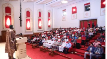 قصائد تبحر نحو عالم المجاز في بيت الشعر