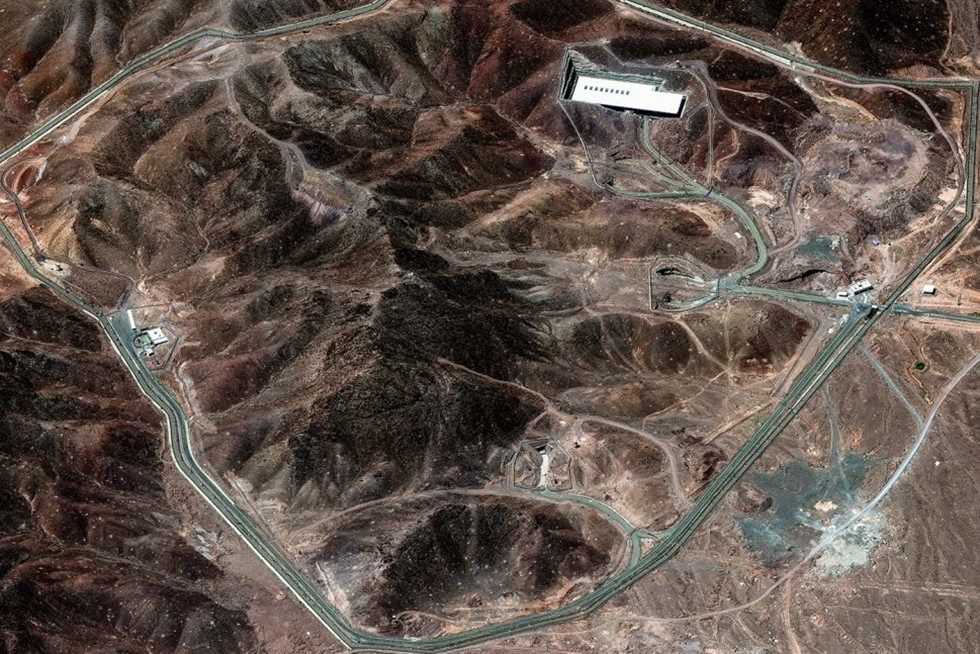 قلعة نووية محصنة على عمق 90 مترًا داخل الجبل.. هنا إيران تصنع القنبلة التي تخيف إسرائيل. قلعة نووية محصنة على عمق 90 مترًا داخل الجبل.. هنا إيران تصنع القنبلة التي تخيف إسرائيل.