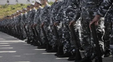 قوات الأمن اعتقلت شاباً بتهمة القيام بأفعال غير لائقة مع فتاة في العلن.