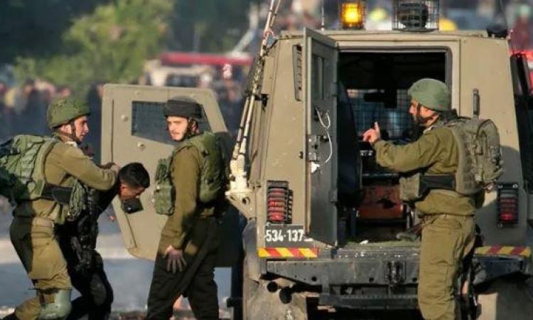 قوات الاحتلال تعتقل 16 فلسطينياً في محافظة الخليل بجنوب الضفة الغربية قوات الاحتلال تعتقل 16 فلسطينياً في محافظة الخليل بجنوب الضفة الغربية