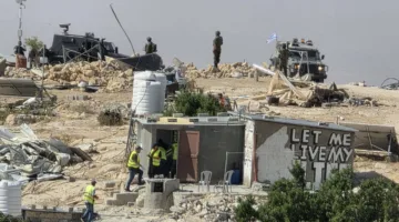 قوات الاحتلال تقوم بت demolishing منازل الصفيح في منطقة خلة الضبع