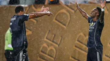 كأس العالم للأندية – ريال مدريد يضمن تأهل الهلال بعد فوز ساحق على سالزبورغ بثلاثة أهداف.