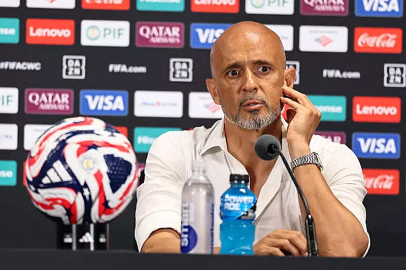 كاردوزو: الجماهير سترى قيمة إنجاز صنداونز في كأس العالم للأندية بعد عقد من الزمن كاردوزو: الجماهير سترى قيمة إنجاز صنداونز في كأس العالم للأندية بعد عقد من الزمن
