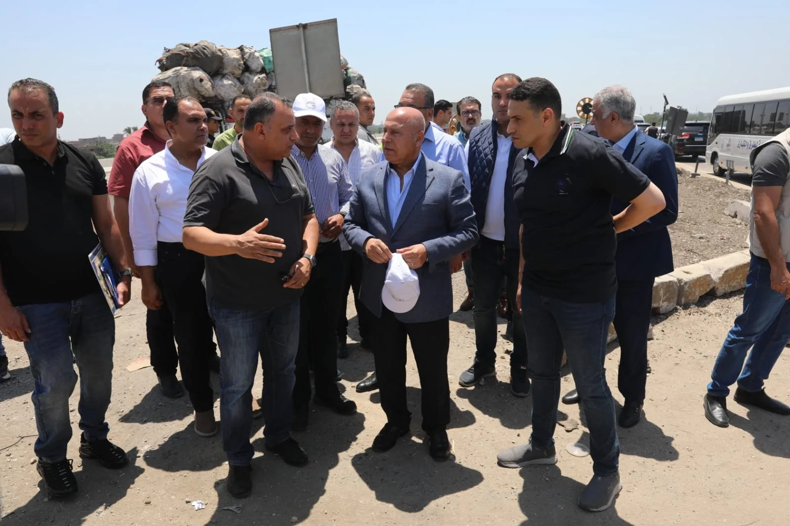 كامل الوزير يجري جولة تفقدية على الطريق الدائري الإقليمي ويشرف على صيانة المرحلة الأولى من المشروع كامل الوزير يجري جولة تفقدية على الطريق الدائري الإقليمي ويشرف على صيانة المرحلة الأولى من المشروع