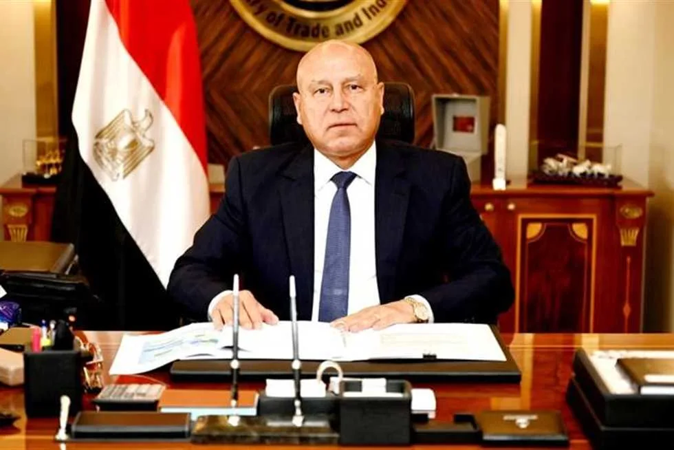 كامل الوزير يعلن تفاصيل تصنيع حليب الأطفال (فيديو) كامل الوزير يعلن تفاصيل تصنيع حليب الأطفال (فيديو)