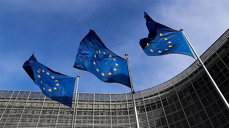 كبار المسؤولين في الاتحاد الأوروبي ينتقدون العقوبات الأمريكية على المحكمة الجنائية. كبار المسؤولين في الاتحاد الأوروبي ينتقدون العقوبات الأمريكية على المحكمة الجنائية.
