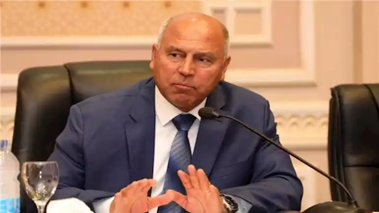 كمال الوزير يُعفي مسؤولاً في “الصناعة” خلال البث المباشر بسبب غيابه عن توقيع البروتوكول.