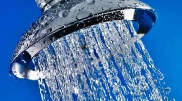 كن حذرًا من هذا الخطأ الخطير: الاستحمام بماء بارد أثناء الحرارة قد يؤذيك.