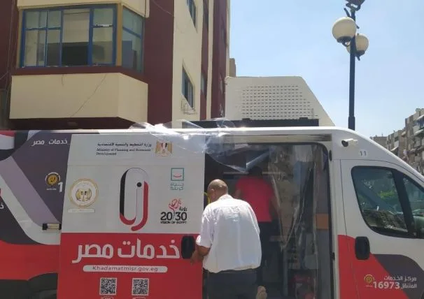 الشهر العقاري يستمر في تقديم خدماته خلال عطلة عيد الأضحى من خلال السيارة المتنقلة في شارع رمسيس. الشهر العقاري يستمر في تقديم خدماته خلال عطلة عيد الأضحى من خلال السيارة المتنقلة في شارع رمسيس.