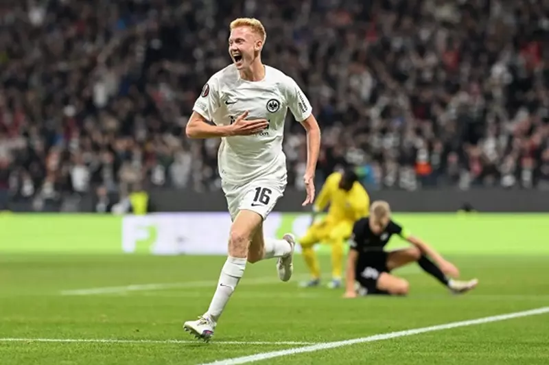“لا أظن أن ألونسو يكن لي مشاعر إيجابية”.. لاعب فرانكفورت يوضح موقفه من شائعات ريال مدريد “لا أظن أن ألونسو يكن لي مشاعر إيجابية”.. لاعب فرانكفورت يوضح موقفه من شائعات ريال مدريد