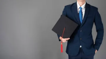 لا تعيين ولا إنهاء عقود: أسوأ ظروف للعمل للخريجين الجدد منذ سنوات