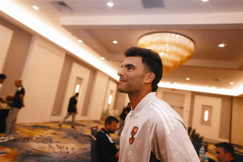 «لاعب أخبرني مسبقاً».. حسين الشحات يكشف عن مفاجأة حول انضمام زيزو إلى الأهلي «لاعب أخبرني مسبقاً».. حسين الشحات يكشف عن مفاجأة حول انضمام زيزو إلى الأهلي