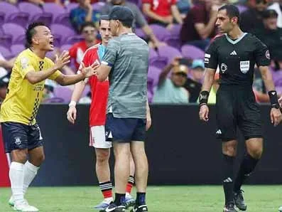 لاعب أوكلاند سيتي يدخل في مشادة مع طبيبه خلال مباراة أمام بنفيكا لاعب أوكلاند سيتي يدخل في مشادة مع طبيبه خلال مباراة أمام بنفيكا