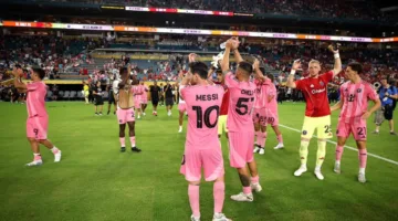 لاعب إنتر ميامي يشارك توجيهات ميسي خلال استراحة مباراة الأهلي في كأس العالم للأندية.