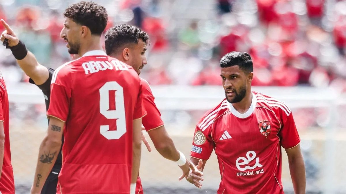 لاعب الأهلي يعلق بشكل غير متوقع بعد الهزيمة أمام بالميراس: “لم نتخاذل” لاعب الأهلي يعلق بشكل غير متوقع بعد الهزيمة أمام بالميراس: “لم نتخاذل”