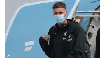 لاعب تشيلسي يوضح سبب ارتداءه للكمامة أثناء السفر