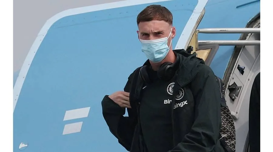 لاعب تشيلسي يوضح سبب ارتداءه للكمامة أثناء السفر لاعب تشيلسي يوضح سبب ارتداءه للكمامة أثناء السفر