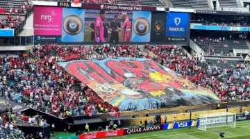لاعب مغربي يثير النقاش بسبب رحلته إلى أمريكا لدعم فريق الوداد