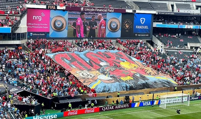 لاعب مغربي يثير النقاش بسبب رحلته إلى أمريكا لدعم فريق الوداد