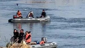 فريق الإنقاذ النهري يقوم باستعادة جثة طالب غرق في نهر النيل في أبوتشت شمال قنا