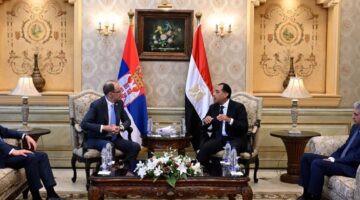 مدبولي يرحب برئيس وزراء صربيا في مطار القاهرة الدولي