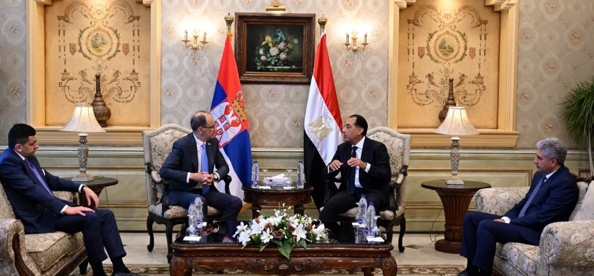 مدبولي يرحب برئيس وزراء صربيا في مطار القاهرة الدولي