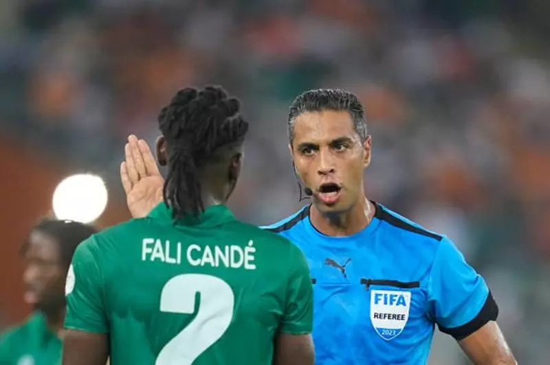 لتحديد بطل الدوري التنزاني.. أمين عمر يدير مباراة سيمبا ضد يانج أفريكانز. لتحديد بطل الدوري التنزاني.. أمين عمر يدير مباراة سيمبا ضد يانج أفريكانز.