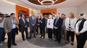 لتعزيز العلاقة مع الشركات العالمية.. وزير الاتصالات يزور مقر شركة VXI الأمريكية في القاهرة