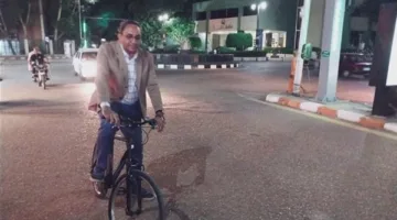 لتعزيز النشاط الرياضي.. محافظ قنا يقوم بجولة في شوارع المدينة على «الدراجة»