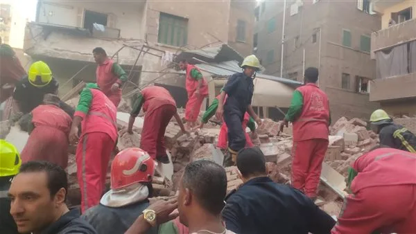 لجنة فنية لتفقد المباني المجاورة للعقارات المنهارة في حدائق القبة لجنة فنية لتفقد المباني المجاورة للعقارات المنهارة في حدائق القبة